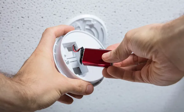 Cách Lắp Cảm Biến Khói Chỉ Với 7 Bước Nhanh Chóng - Chuẩn Kỹ Thuật 50 Kiểm Tra Pin Thường Xuyên Để Đảm Bảo Cảm Biến Khói Luôn Hoạt Động Tốt