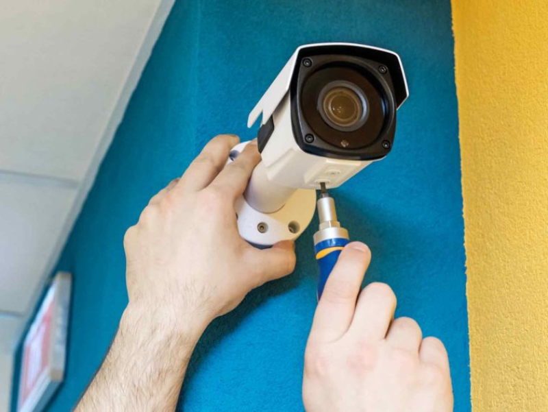Camera Thông Minh Đang Được Tự Lắp Đặt Tại Nhà