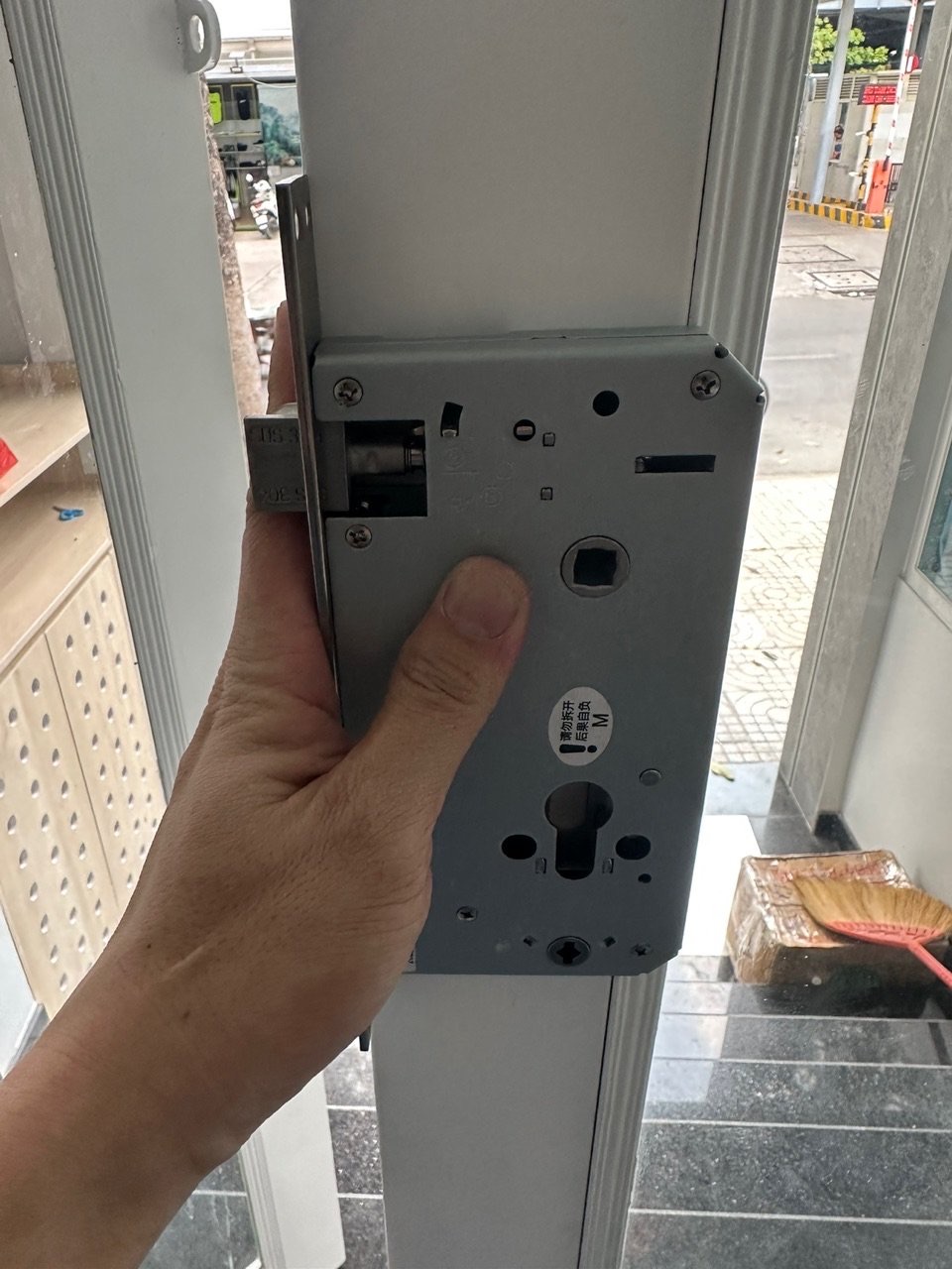 Cửa Gổ Nên Dùng Khóa Thông Minh Nào Là Tốt Nhất?