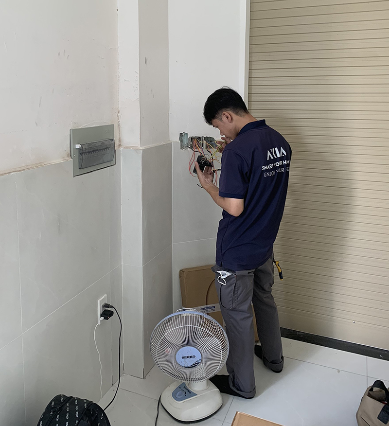 Đội Ngũ Akia Smart Home Thi Công Lắp Đặt Đường Dây Điện 
