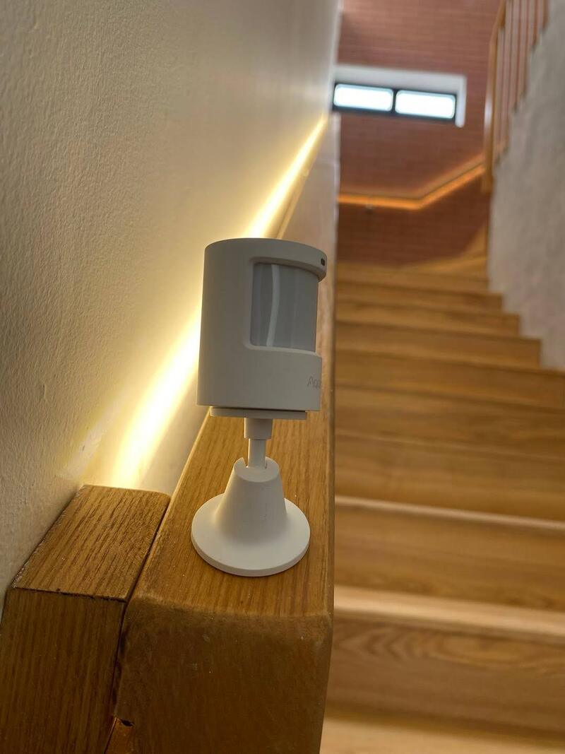 Cảm Biến Chuyển Động Aqara P1 Được Lắp Đặt Ở Tay Vịn Cầu Thang Của Căn Hộ Gia Đình Anh P