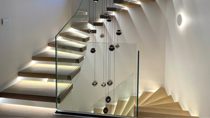 Cầu Thang Uốn Lượn Tích Hợp Đèn Cảm Ứng Thông Minh Tạo Hiệu Ứng Vô Cùng Đẹp Mắt 