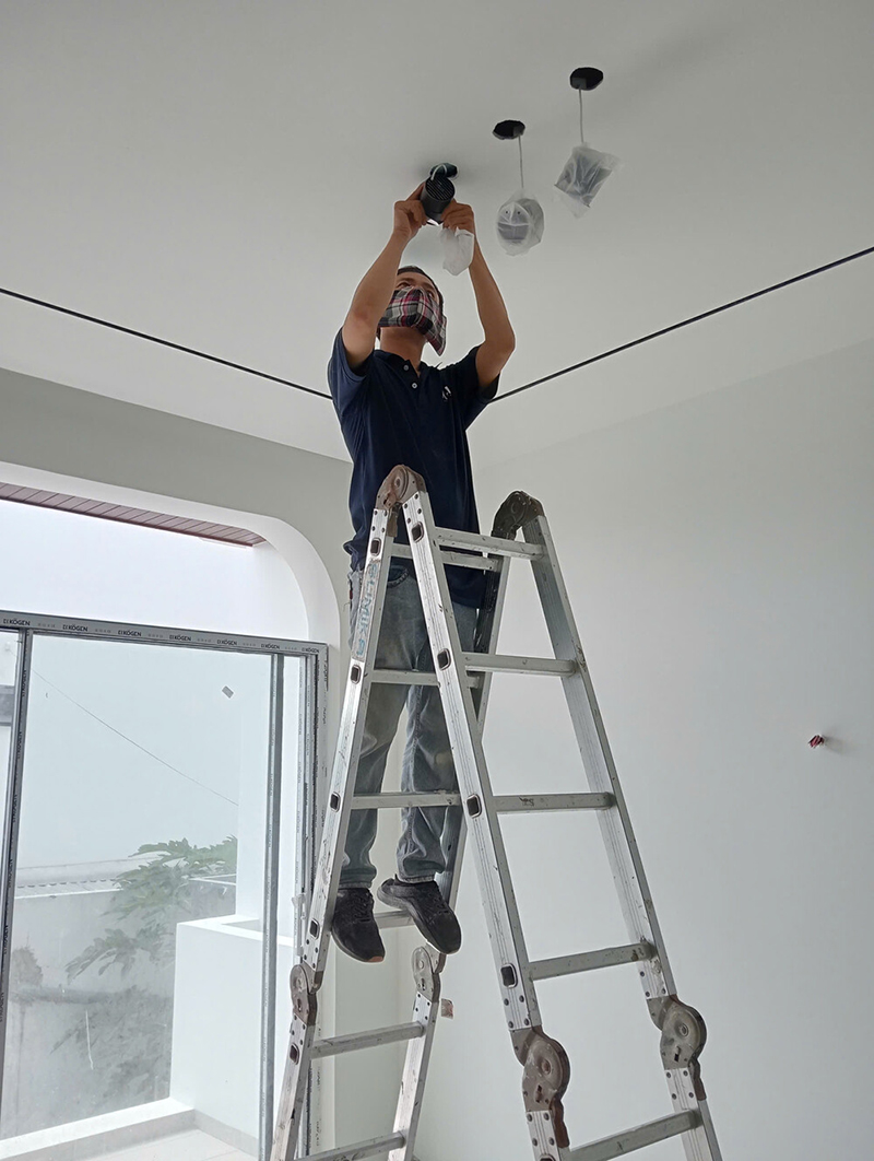 Akia Đang Lắp Hệ Thống Điện Thông Minh Cho Công Trình Nhà Thông Minh Quan Thế Phú