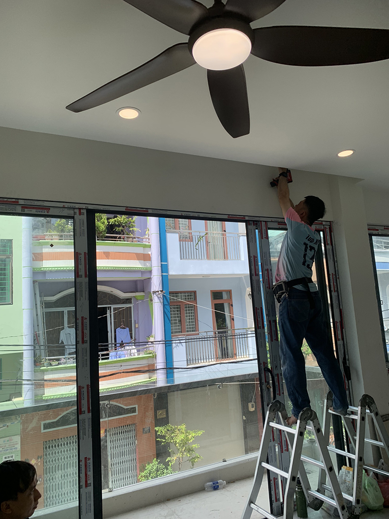 Đội Ngũ Kỹ Thuật Đang Tiến Hành Thi Công Hệ Thống Thông Minh Cho Khu Vực Tầng 1 Của Công Trình