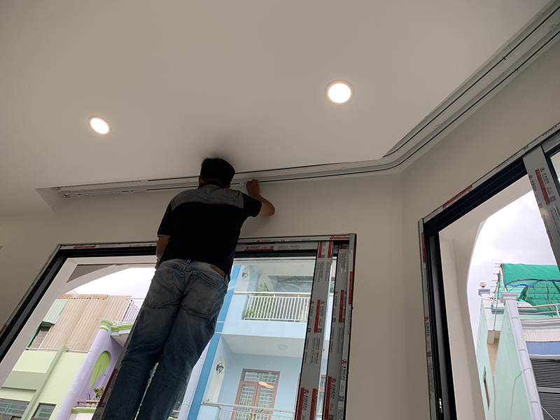 Đội Ngũ Kỹ Thuật Xem Xét Đường Điện Để Chuẩn Bị Cho Giai Đoạn Gắn Kết Vào Khung