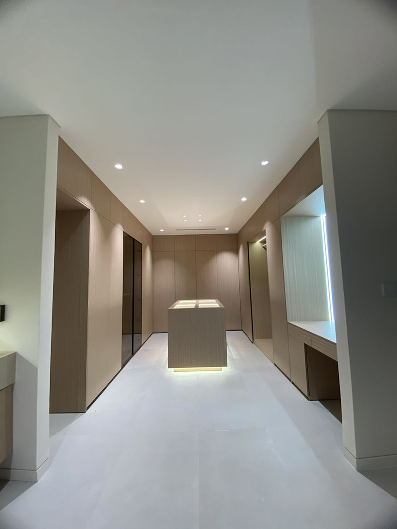 Hệ Thống Đèn Thông Minh Âm Trần Cung Cấp Ánh Sáng Tự Động Điều Chỉnh Theo Thời Gian, Cho Phép Gia Chủ Thay Đổi Màu Sắc, Độ Sáng Tùy Ý.