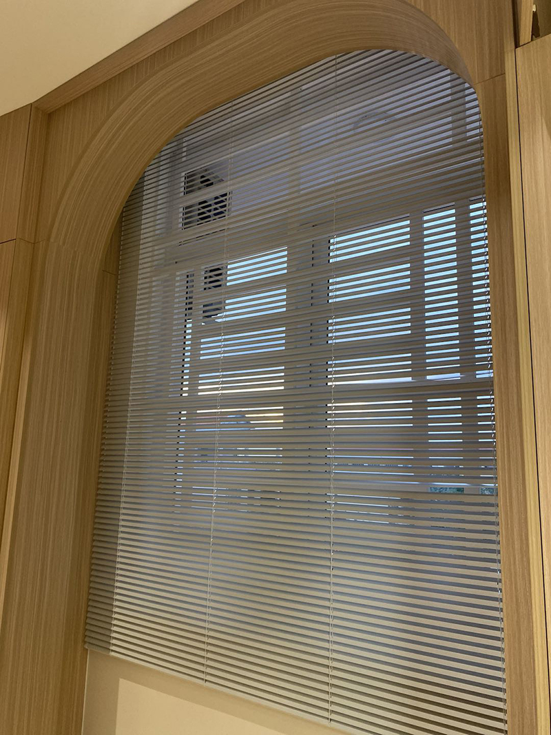 Hệ Thống Rèm Cửa Thông Minh Tự Động Đóng Mở Theo Thời Gian Hoặc Nhu Cầu Của Các Thành Viên Trong Gia Đình Anh L, Mang Lại Sự Thuận Tiện Và Tiết Kiệm Thời Gian