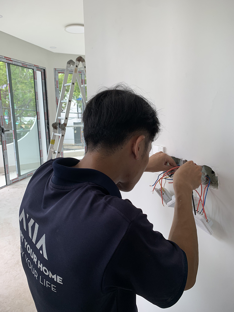 Kỹ Thuật Viên Của Akia Smart Home Đang Tiến Hành Thi Công Lắp Đặt Quy Tắc Thông Minh 