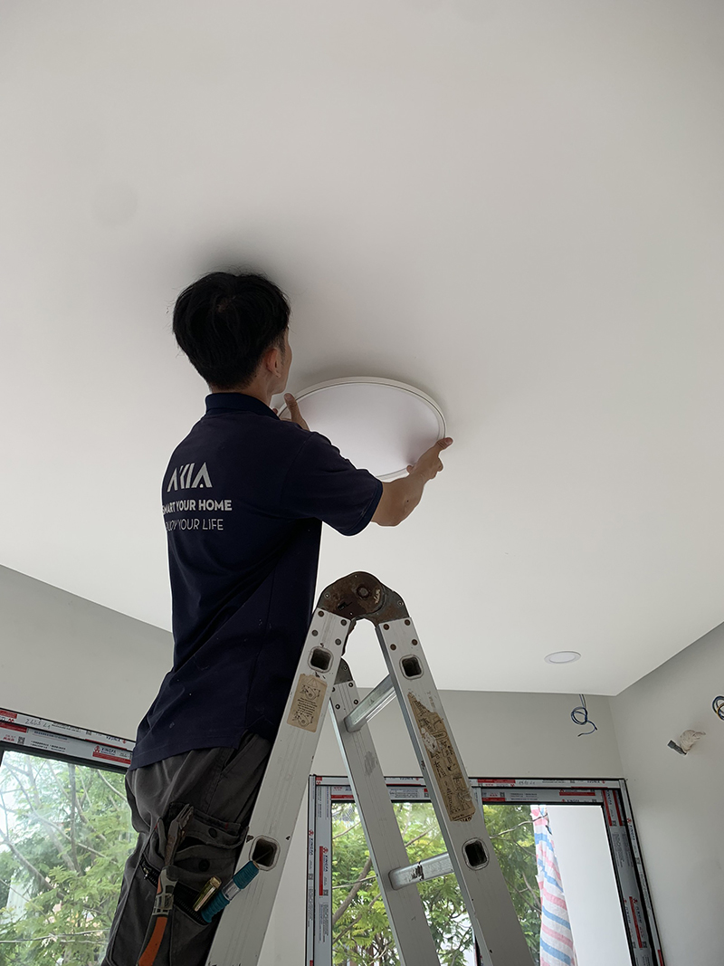 Thi Công Lắp Đặt Bóng Đèn Thông Minh Cho Công Trình Nhà Phố Thông Minh Của Anh Đ