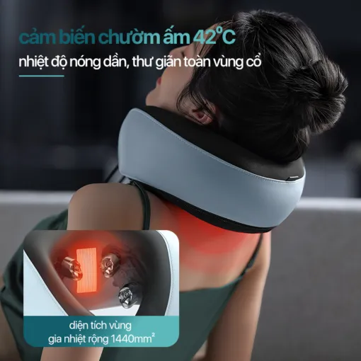 Người dùng ngả lưng trên ghế khi đeo máy massage Philips – ALT text: Máy massage cổ Philips PPM3304 giảm đau mỏi hiệu quả.
