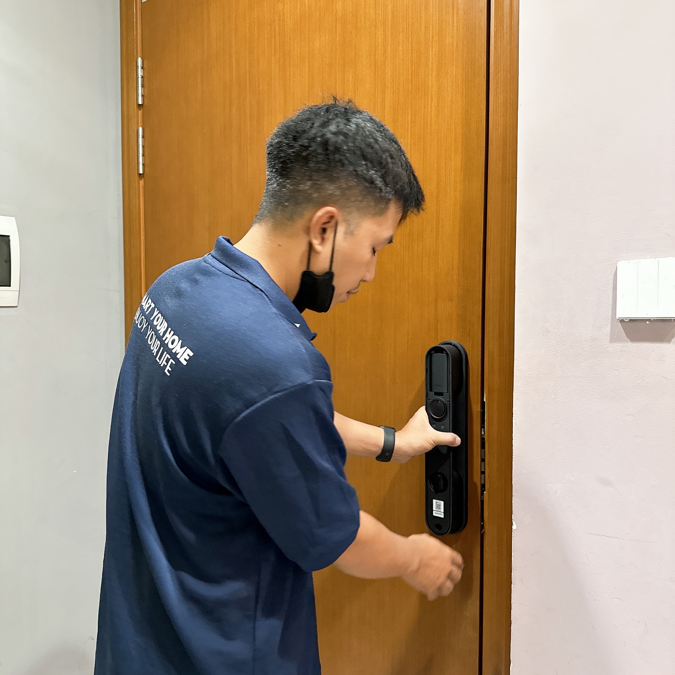 Kỹ Thuật Viên Sửa Khóa Cửa Thông Minh