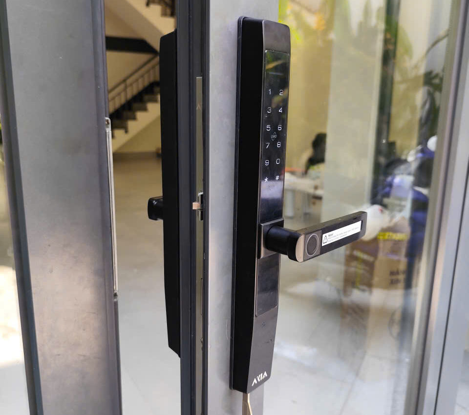 Tay Cầm Khóa Cửa Thông Minh Và Bản Lề Cửa