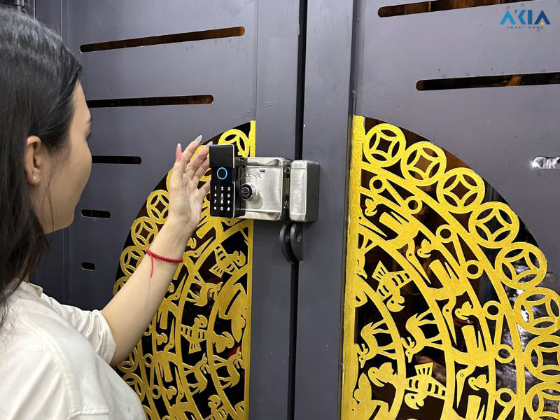 Khóa Cửa Thông Minh Cổng Sắt 2026: Akia N2 Cho Ngôi Nhà Việt 3 Khóa Cửa Thông Minh Cửa Sắt Akia N2 Với Thiết Kế Hiện Đại, Hỗ Trợ Vân Tay Và Mã Số