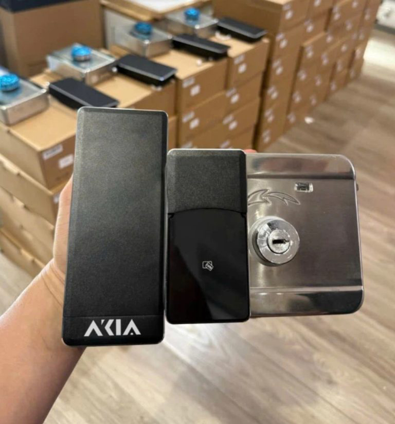 Khóa Cửa Thông Minh Cổng Sắt 2026: Akia N2 Cho Ngôi Nhà Việt 2 Khóa Cửa Thông Minh Cửa Sắt Akia N2 Với Thiết Kế Hiện Đại, Hỗ Trợ Vân Tay Và Mã Số